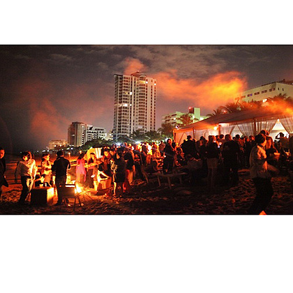 Props, lights and extras will be used in this scene.